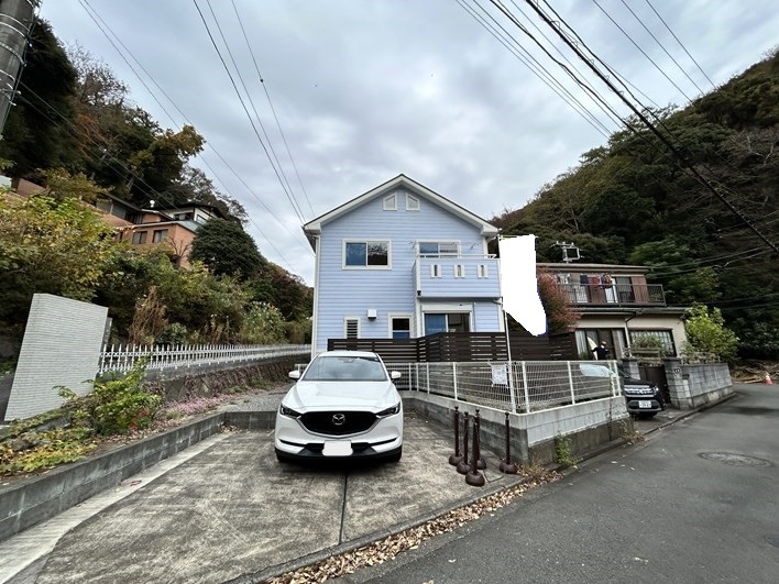 南西のほうに開けた小さな谷戸にある現地