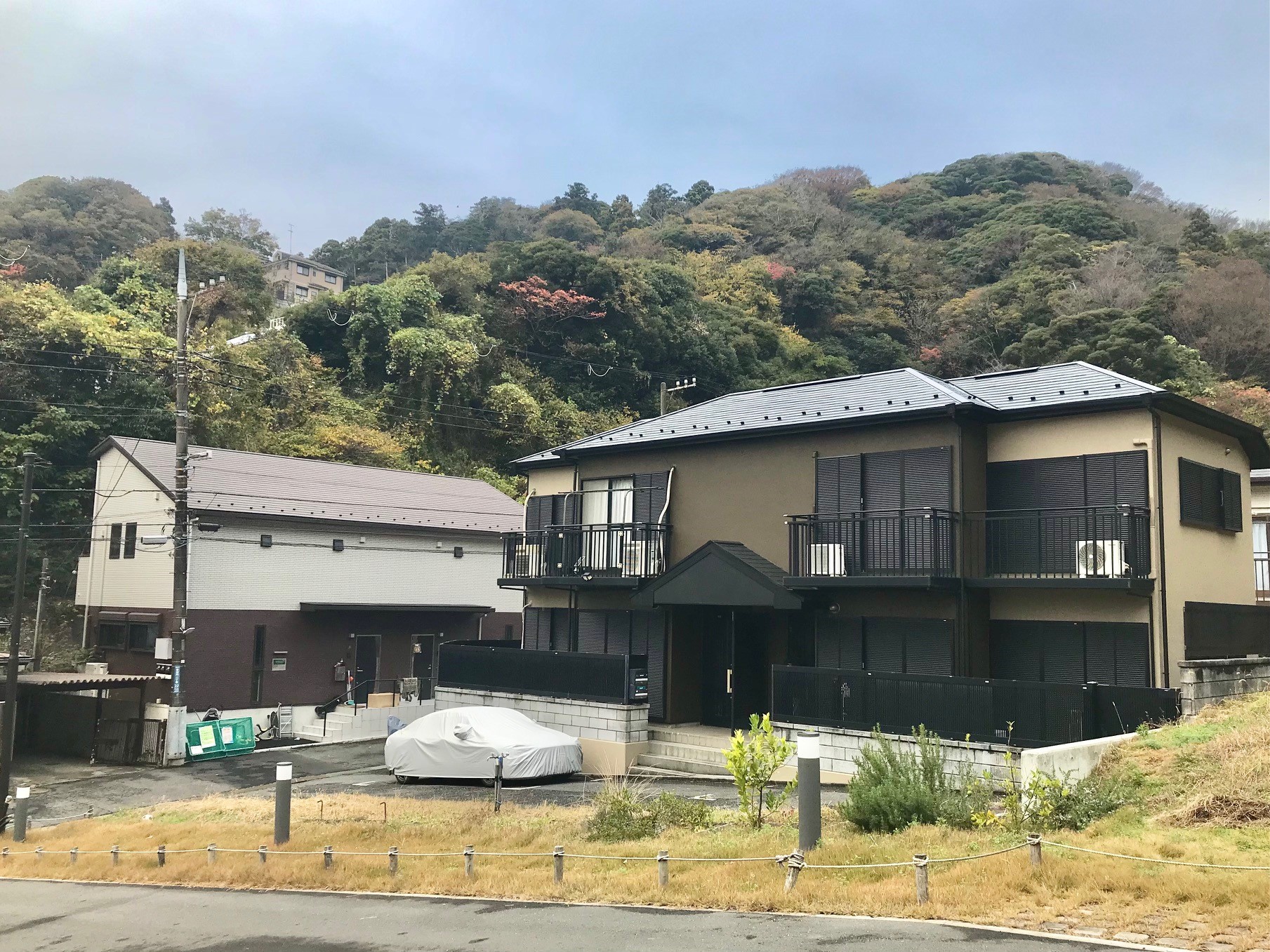 自然に囲まれたテラスハウス（写真右が募集物件）。建物前のアスファルトもまもなく緑化される予定です！ご自宅の目の前がステキなお庭に！