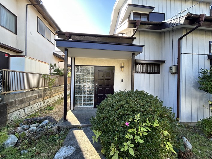 敷地に入ってすぐにある玄関