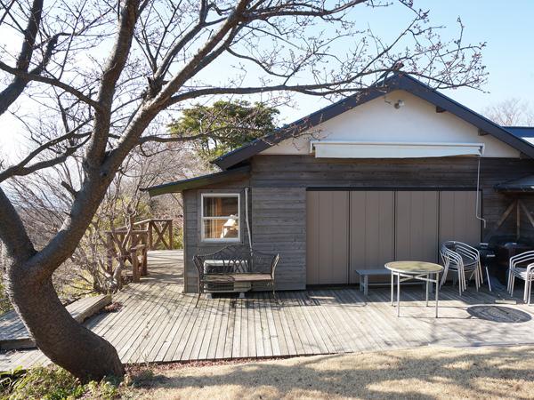 母屋（平屋）の外観。左の木が桜。景色も平屋も可愛さも、キュンキュンが止まらない。