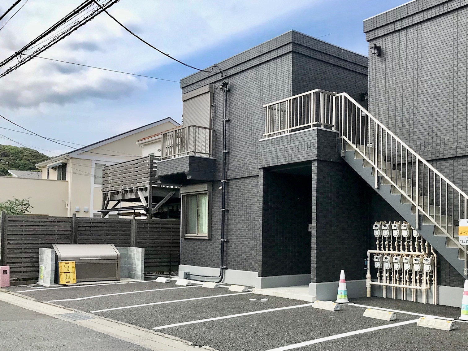 2階建の低層マンション。今回は2階角部屋（道路側）の募集です！