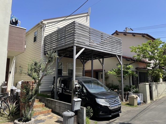 正面に大きく張り出したウッドデッキで日差しをいっぱい感じるお家です、タオルも太陽の匂いがしますね。