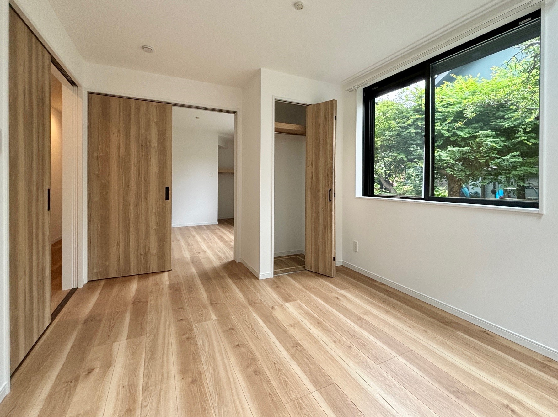 1階6.5畳のお部屋。大きな窓からはお隣さんの植栽が癒しの借景に。