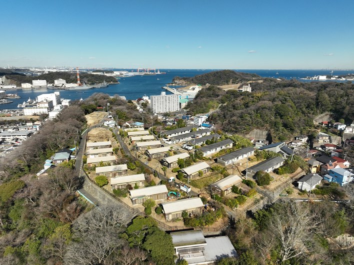 この高台にある「旧市営田浦月見台住宅」を商い住宅としてエリアリノベーションし、賃貸募集することになりました！その数なんと60戸！