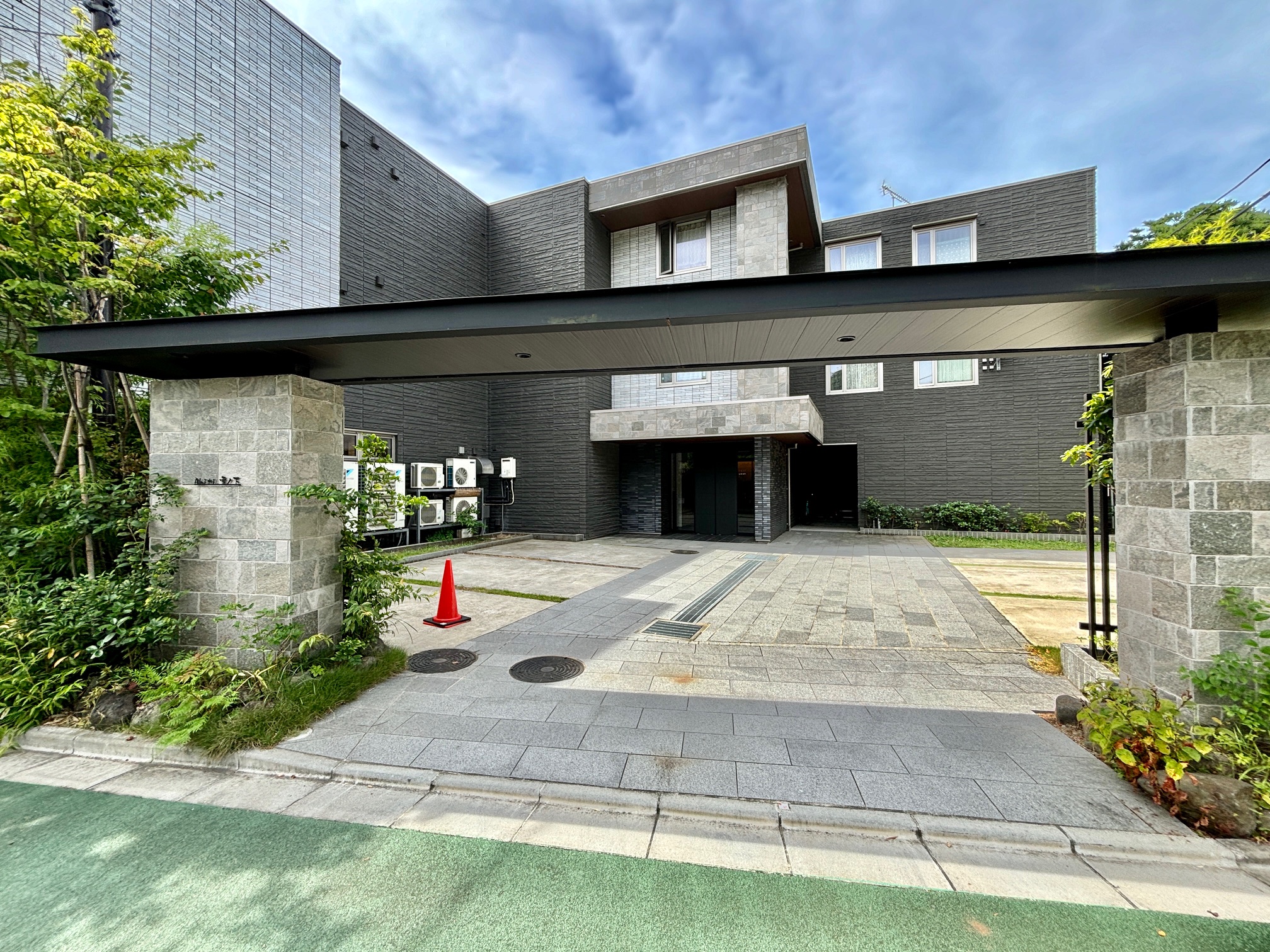 どっしりとした重厚な3階建低層マンション。今回は2階のお部屋の募集！