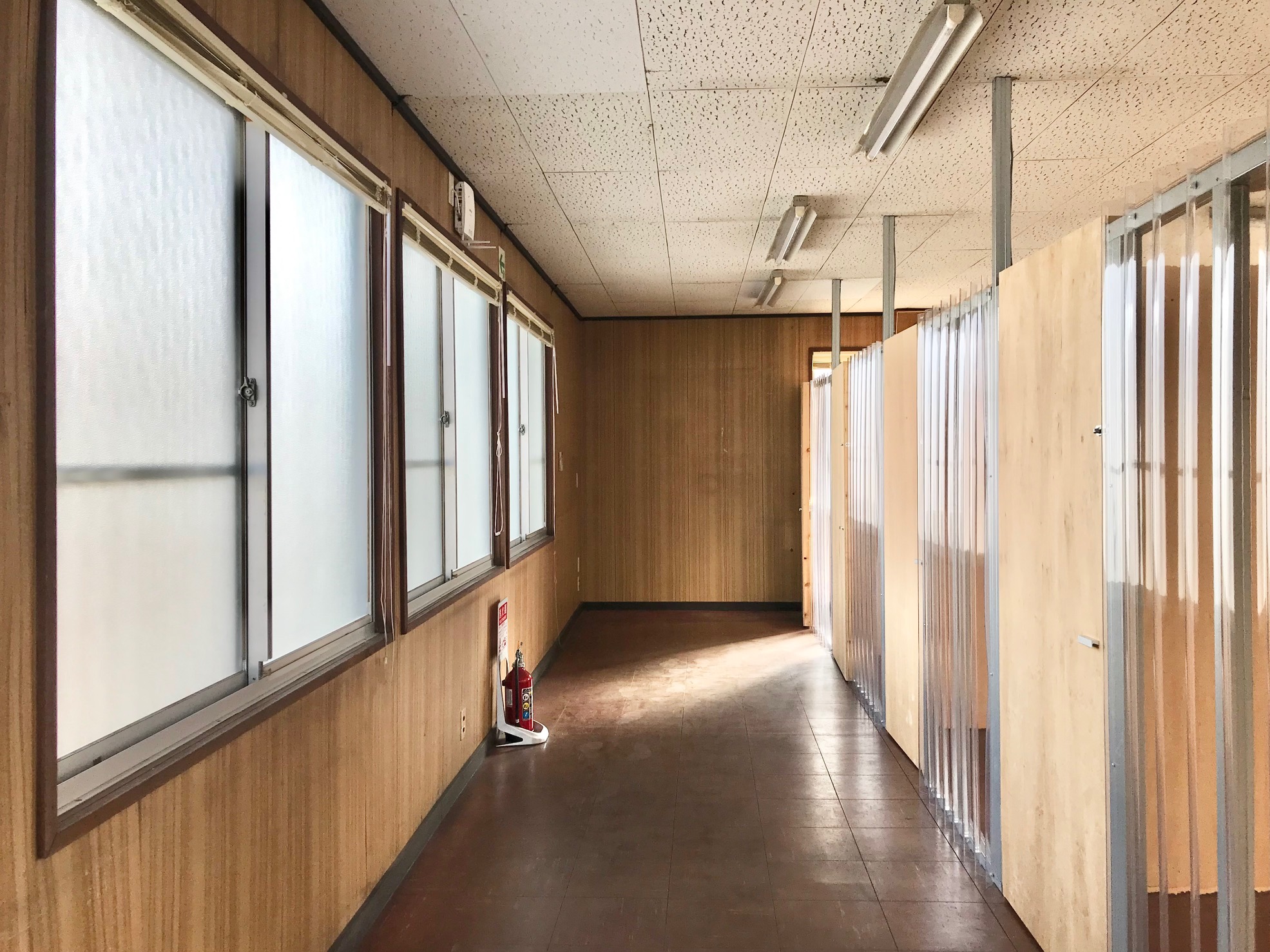 「KIKI BASE FUJISAWA」離れの倉庫棟2階は現状5つのブースに仕切られている状態。ここをもう少し小さく、賃料安く間取り変更してご利用頂ける募集プランを考えました！人数集まり次第、工事入ります！
