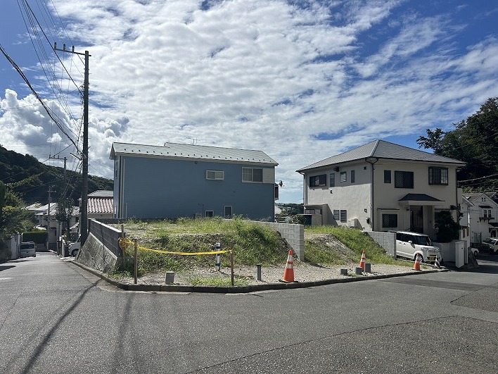 角地で開放感あり。住宅地だけどゆったり感があっていいでしょ◎