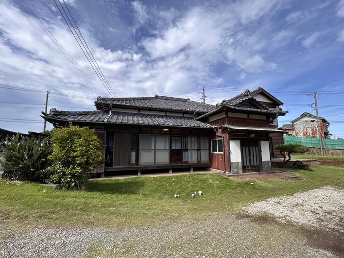 元農家さんの古民家が母屋です。空が広いなぁ。