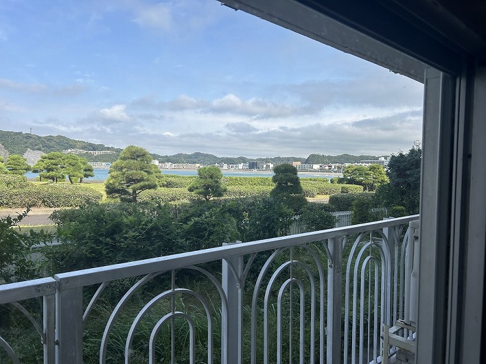 現状和室からの眺め。花火を想像するとエモい。