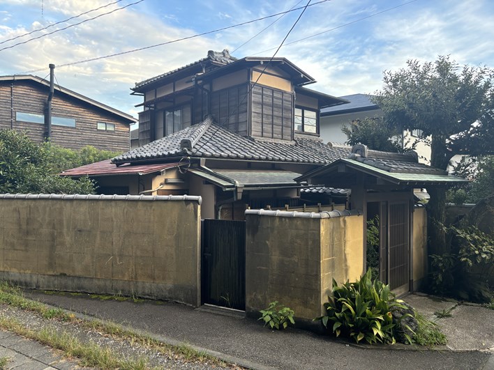 明らかにオーラが違いますね。正真正銘の日本家屋「東庵」登場。