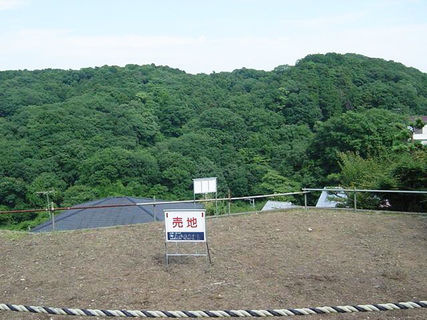 敷地と青空と緑のコントラスト