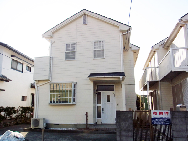 建物外観（正面から）。