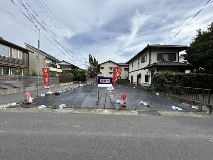 現況は更地になっています。手目と奥とで2区画の売地です。