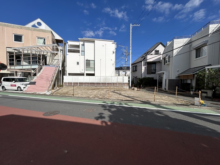 交通量の多い道路に面したロケーションです。
