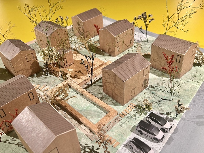 ヴィレッジのまん中にはドッグランとサウナ小屋。デッキに住民が自然と集まりゆるやかなコミュニティが生まれる仕掛け。こんな賃貸があったら絶対借りたい。