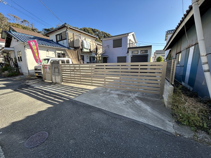 敷地と道路の関係。ゲートがあるのがいい。