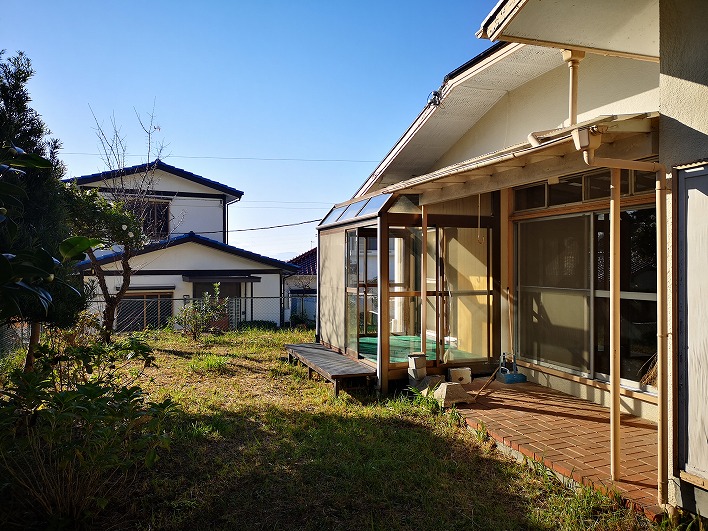 平屋×庭。ひだまりでペットや子どもと戯れるでもいいし、家庭菜園、ガーデニングでもいいよね