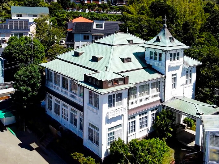 「旧東伏見宮葉山別邸」は、唯一残る皇族の別荘。1914年に竣工した白亜の外壁が美しい洋館。