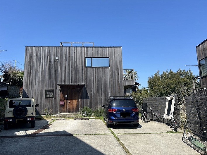 いい感じにエイジングしてきたレッドシダー。自然に馴染む外観。カースペースは2台分！