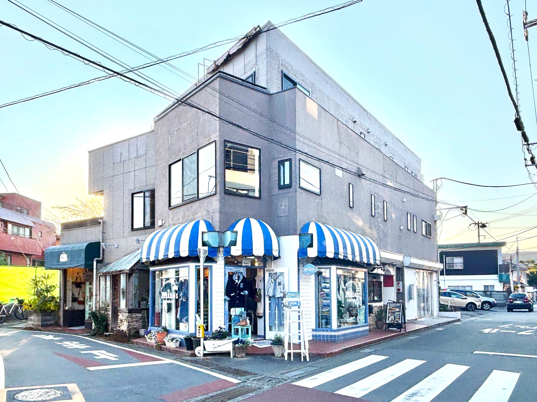 海辺の店構えらしい青と白のストライプの店の横の区画が募集中。
