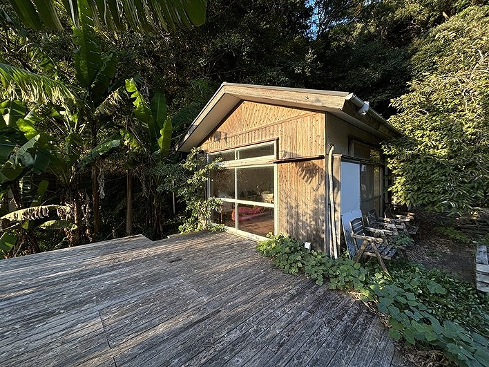 平屋の良さは色々あるけれど、つまるところこのフォルムに尽きる。自然の中に溶け込む平屋。ルックスナイスです。
