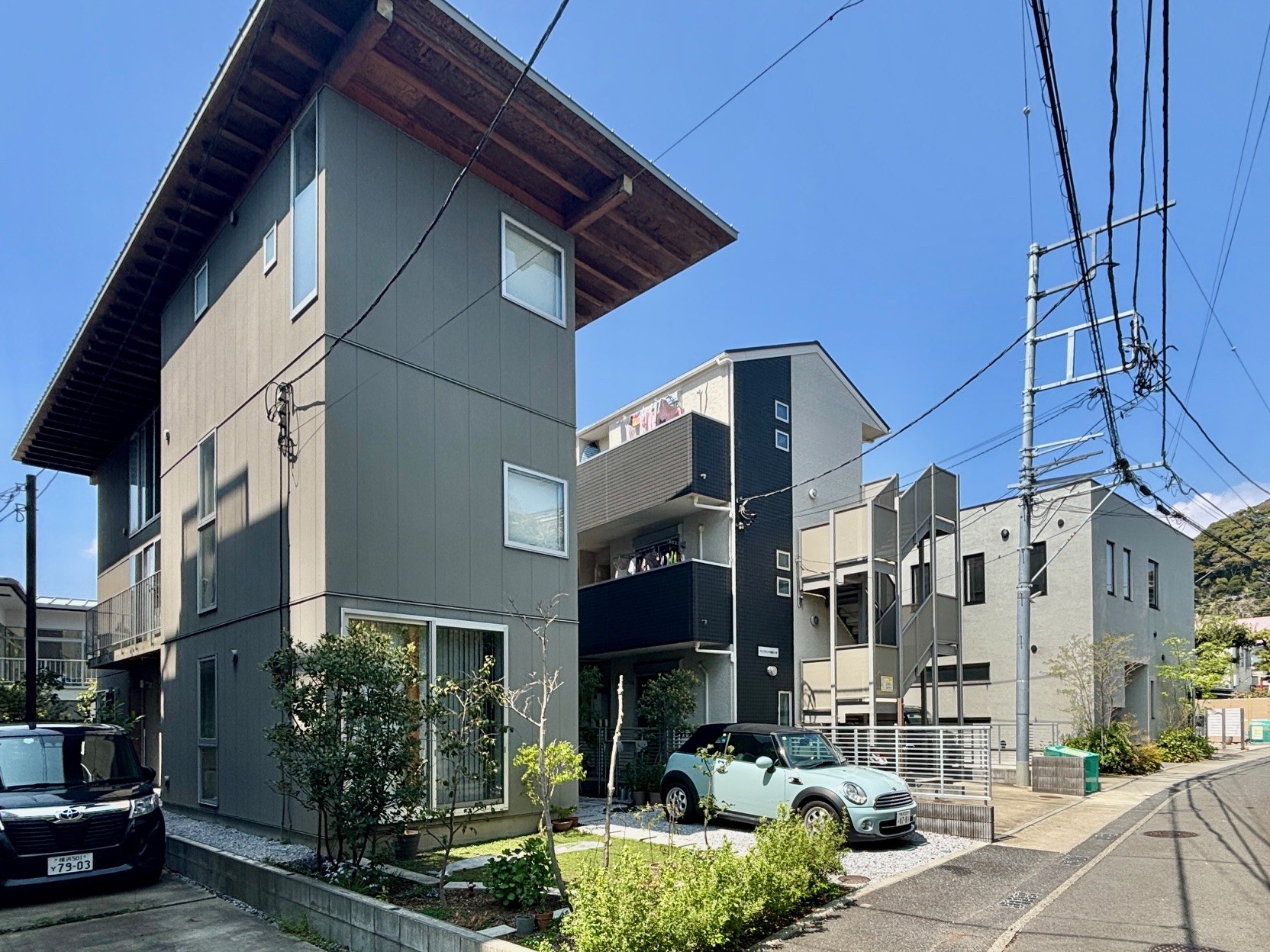 いつも通るたびに気になってたんです、この物件（写真一番左の建物）