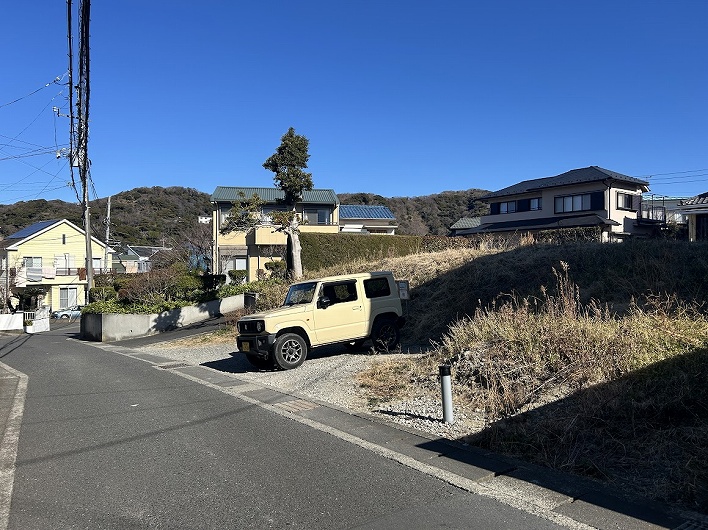 向こうに見える山の稜線。こののどかな環境で【育てる】秋谷コンテンツ。