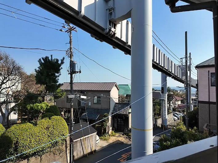 2階東側の眺望。目の前のモノレールの向こうに、群青がお目見え。