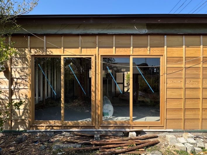 【木造平屋A棟の一棟区画（ニコイチ）】木造平屋建の事業用部分の入口はこんな感じ。（区画：A-5/6）ここを住居兼店舗やアトリエなど、商い住居として賃貸募集中です！※写真は工事途中のもの