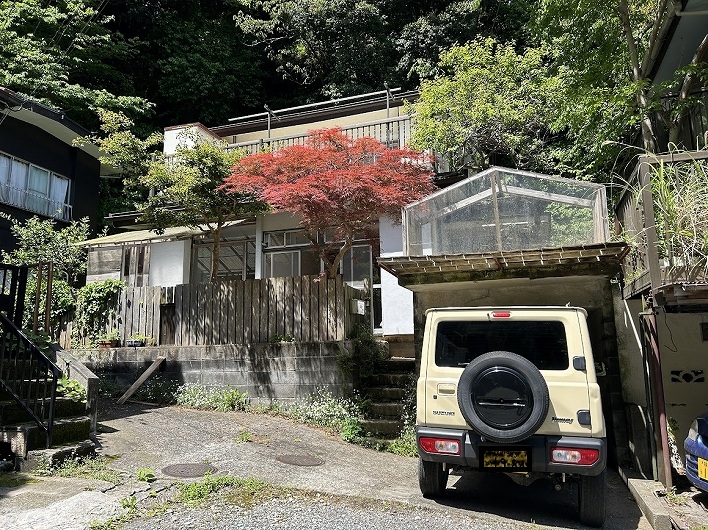 外観。駐車場はジムニーや軽自動車がジャストフィット。