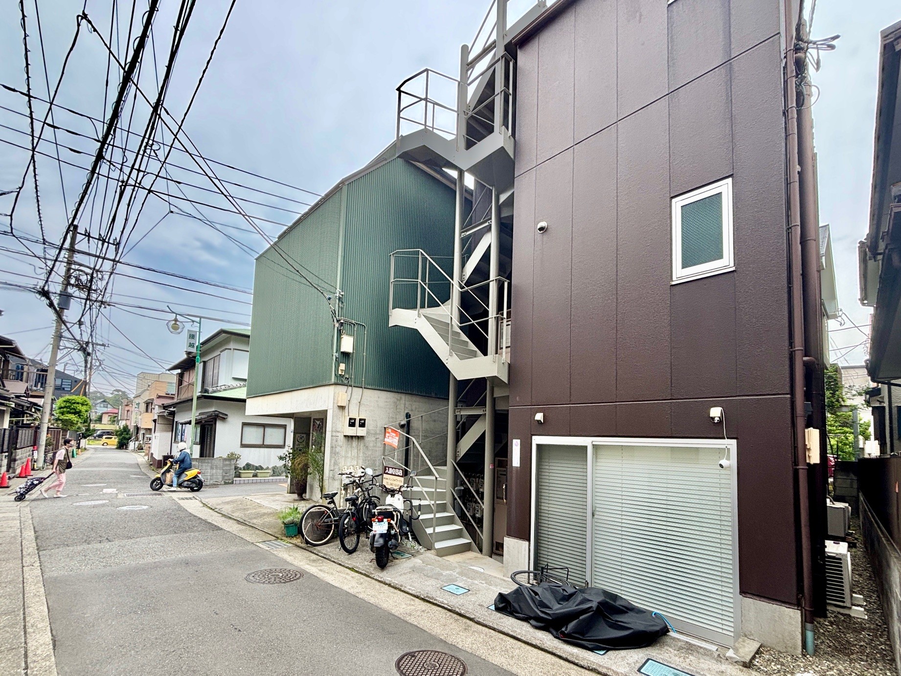何気なく歩いていても目を引く募集中のマンション外観。（写真右手の建物）