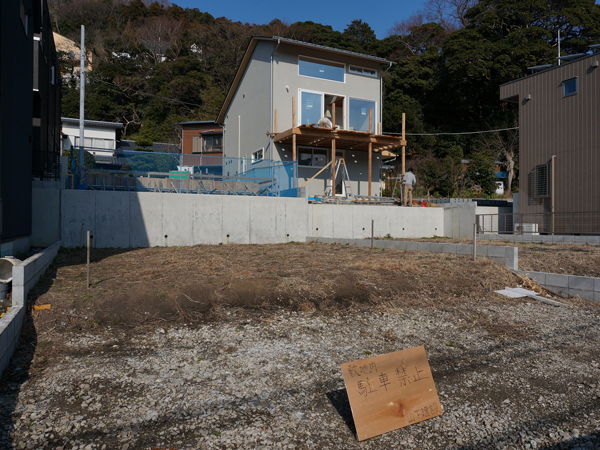 前面道路側から本敷地を撮影。まわりのお宅、皆さんすごくオシャレです！