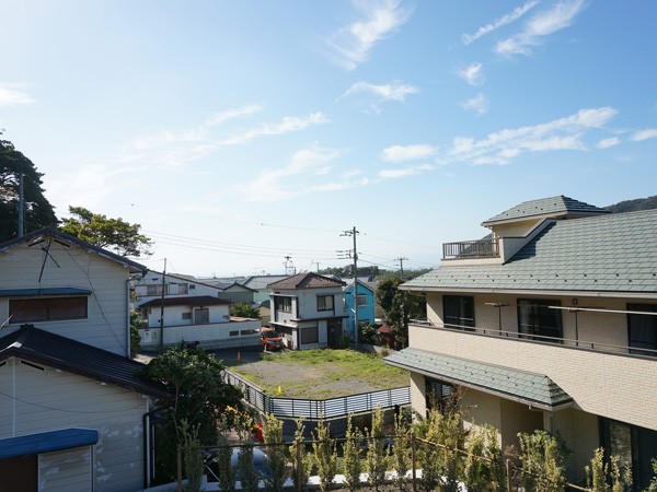 現地からの眺望。2階相当からは海と天気がよければ富士山と江ノ島が見えます。