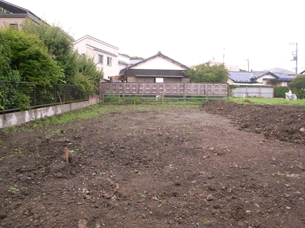 長方形の整形地。辺りは低層の住宅ばかりで圧迫感がなく気持ちいいです。