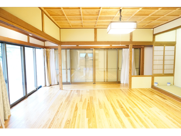 木が素敵な感じの室内。