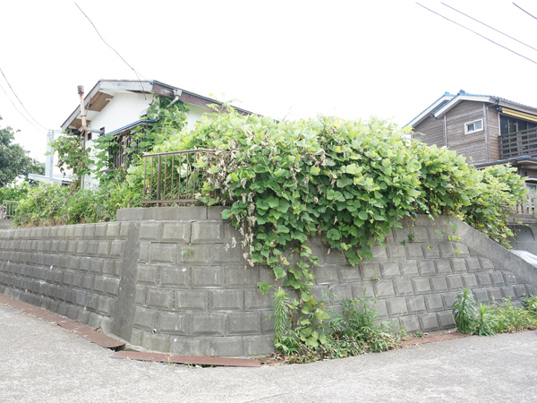 現状平屋あり。高台ににある住宅地なので、本物件の2階相当の高さからは海&富士山を望みます！
