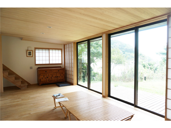 20畳の広々リビング。床・天井には天然無垢材を使用。壁はすべて職人の手による美しい漆喰！