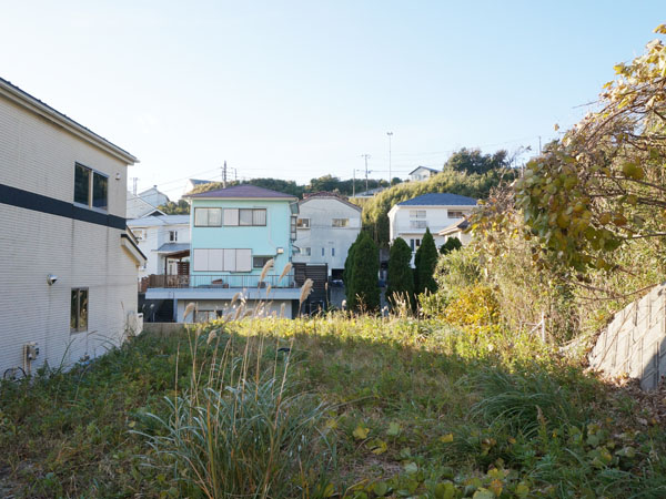 西に向いて敷地を