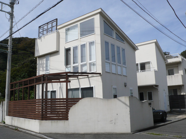 建物を道路側より撮影。