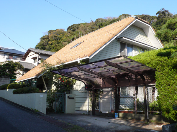 ぱっと目を惹くオレンジ色の屋根
