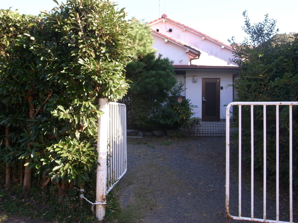 白い門とオレンジの屋根、樹々の緑がいい感じ。