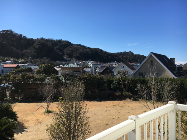 2階からの眺望。前面のお家の広い芝生の庭がナイス。