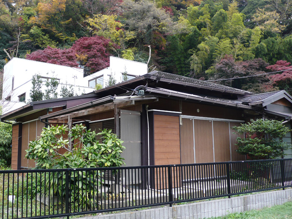 立派な平屋が建っています。