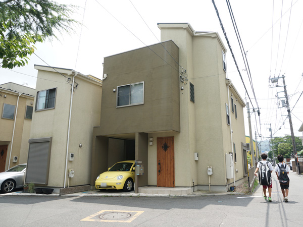 外観その1。北東角地にポジション。開放感あり。